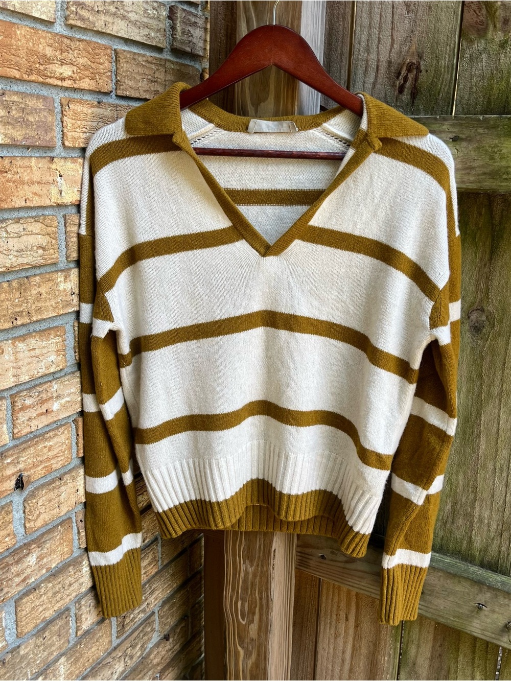 Everlane Recycled Cashmere Cream & Mustard-Striped V-Neck Sweater with Collar